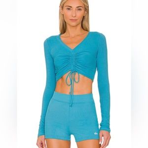 Alo ribbed cropped cinch line sleeve in blue.